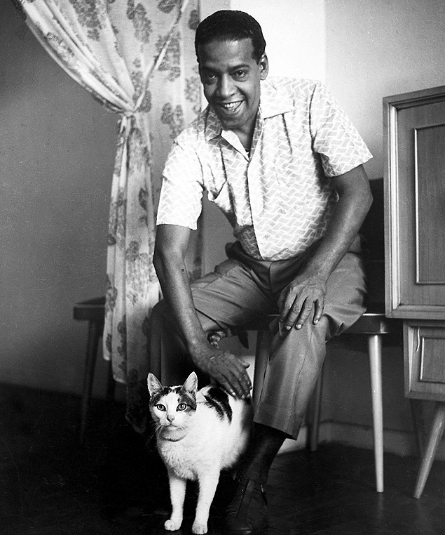 WIlson Baptista e o gato Falla em foto d'O Cruzeiro. A foto est no livro 
