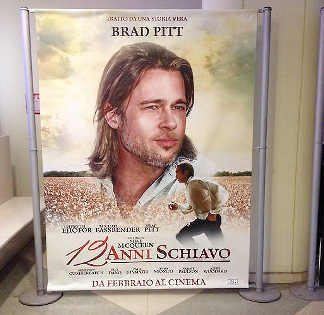 Poster do filme "12 Years a Slave" na Itália; a distribuidora do filme foi acusada de racismo porque priorizou o rosto de Brad Pitt, que mal aparece no filme ***DIREITOS RESERVADOS. NÃO PUBLICAR SEM AUTORIZAÇÃO DO DETENTOR DOS DIREITOS AUTORAIS E DE IMAGEM***