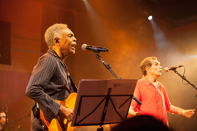 Gilberto Gil (esq.) durante show com Jorge Mautner no Sesc Pompeia, em abril de 2013