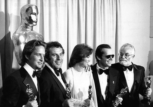 Em 1976, os vencedores do Oscar [da esq. para dir.] Michael Douglas, Milos Forman, Louise Fletcher, Jack Nicholson e Saul Zaentz