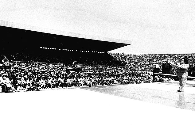 O cantor Nelson Ned no estdio de Nezahualcoyotl, no Mxico, em 1988; o show reuniu 50 mil pessoas