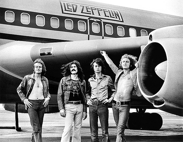 Integrantes do Led Zeppelin em frente ao avio particular da banda, em 1973