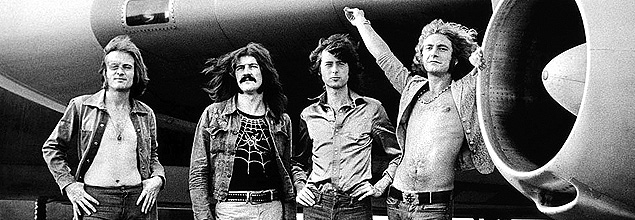 Led Zeppelin, nos anos 70, posa em frente ao jatinho Starship One