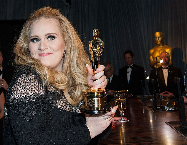 A cantora Adele, com seu Oscar pela cano do filme "Skyfall" 