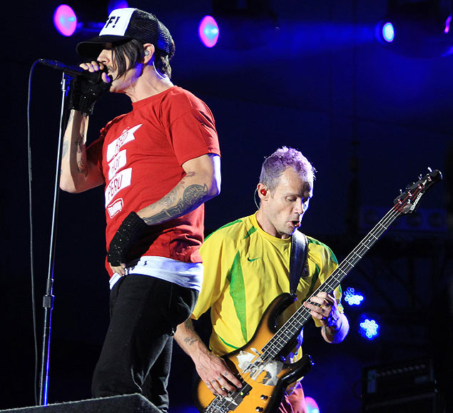O vocalista Anthony Kiedis e o baixista Flea, da banda norte-americana Red Hot Chilli Peppers