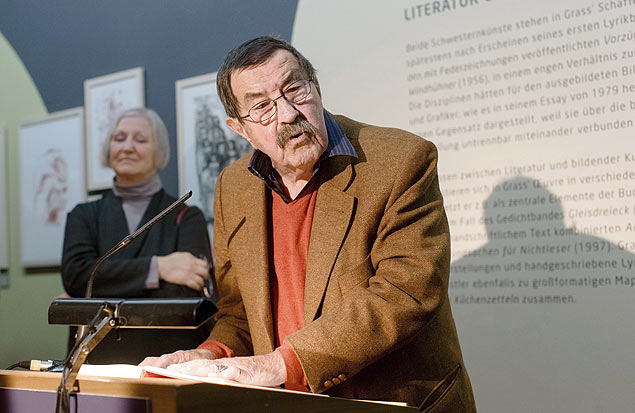 O escritor alemão Günter Grass lendo seu romance "Anos de Cachorro", no aniversário de 50 anos da obra, na Alemanha em 2013