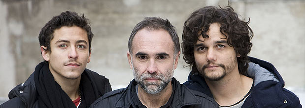 Os atores Jesuita Barbosa ( esq.) e Vagner Moura ( dir.) posam ao lado do diretor brasileiro Karim Anouz