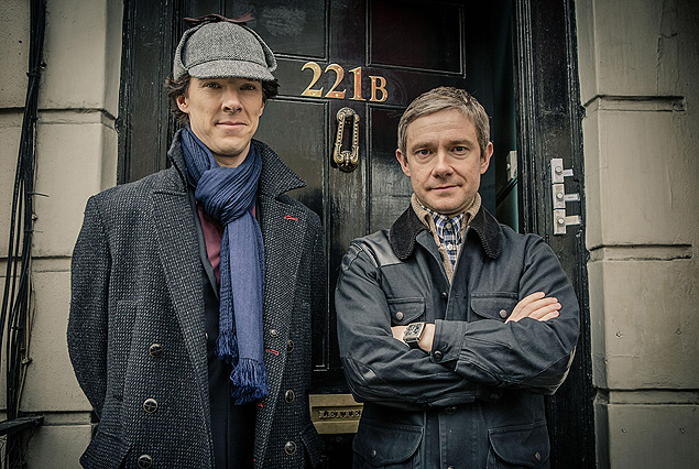 Os atores Benedict Cumberbatch (à esq., como Sherlock Holmes) e Martin Freeman (como John Watson), na série de TV "Sherlock", exibida no Brasil pelo canal BBC HD