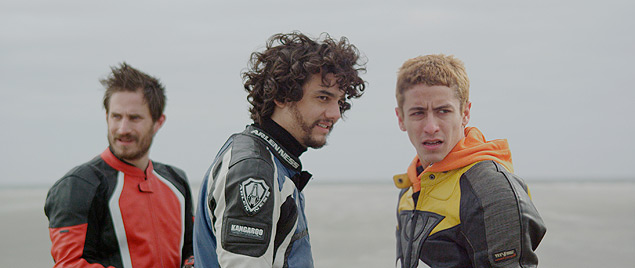 Os atores Clemens Schick (esq.), Wagner Moura e Jesuta Barbosa durante cena de 'Praia do Futuro', de Karim Anouz