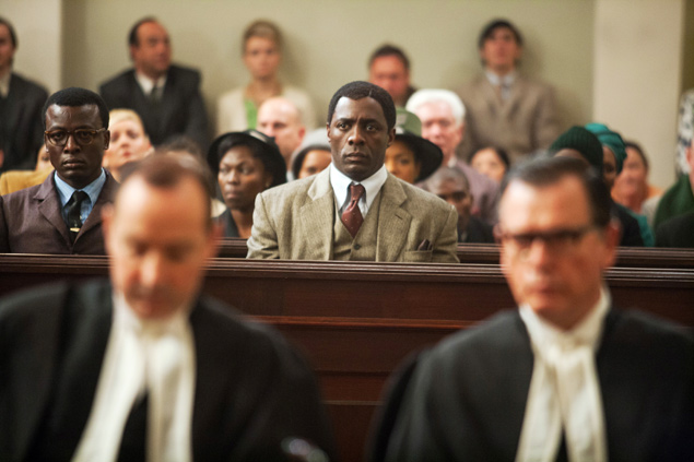 Idris Elba (centro) como Nelson Mandela, no filme 'O Caminho para a Liberdade'
