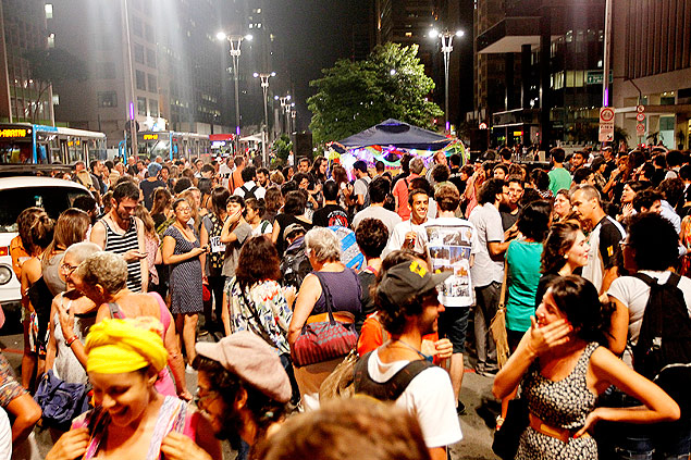 Pblico lota a praa do Ciclista, na avenida Paulista, em festa que comemorou a reabertura do Cine Belas Artes