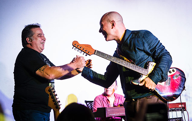 O cantor Nasi e o guitarrista Edgard Scandurra se cumprimentam em show no ano passado