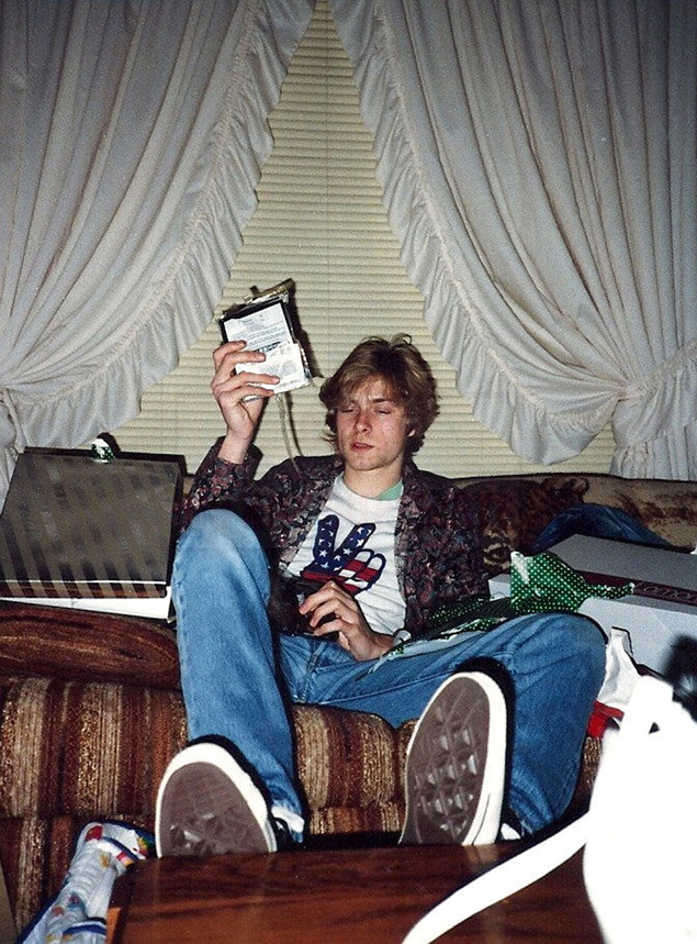 Kurt Cobain adolescente na casa em que morava em Aberdeen, Washington, em foto do arquivo de sua família