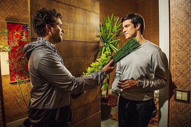 Niko (Thiago Fragoso) recebe flores de Félix (Mateus Solano)