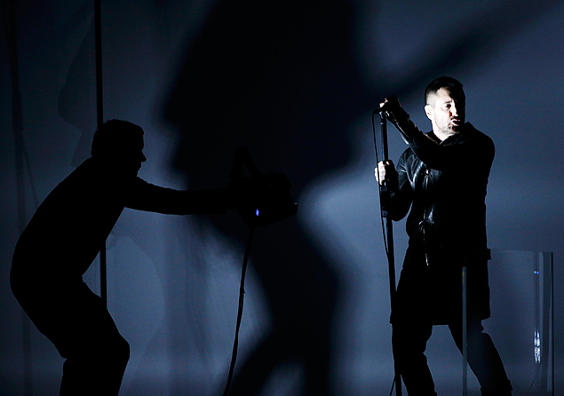 Trent Reznor, do Nine Inch Nails, cantando 'Copy of an A' na 56 edio do Grammy Awards, em Los Angeles