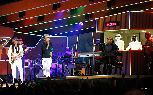 Nile Rodgers (esq.), Pharrell Williams, Stevie Wonder e o Daft Punk no Grammy