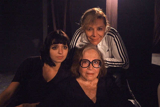 As atrizes Paula Spinelli (esq.), Nathalia Timberg (centro) e Juliana Galdino