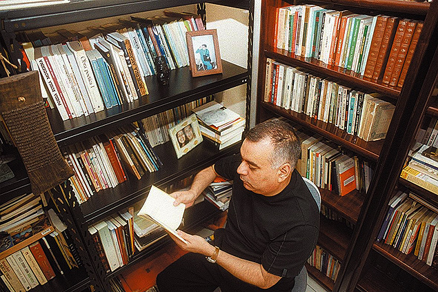 O escritor mineiro Donizete Galvão em foto de 2003