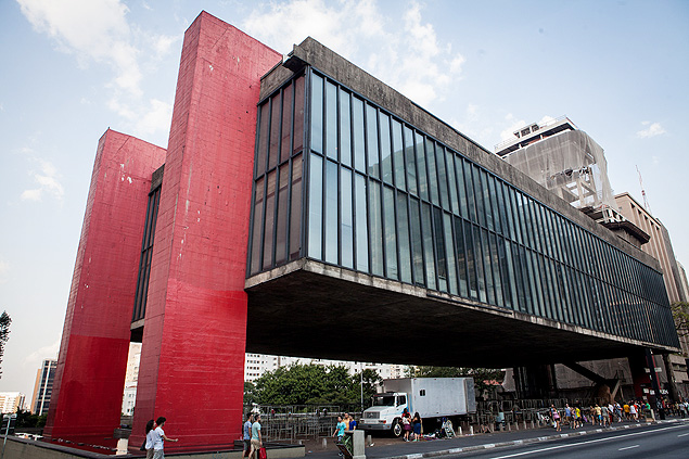 Masp, na avenida Paulista; ao fundo, com obras atrasadas, o anexo do museu