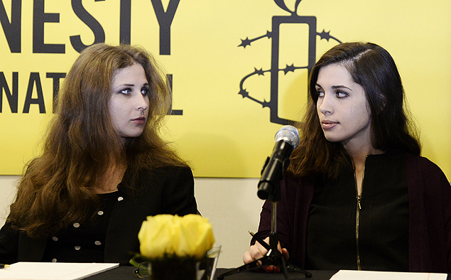 As Pussy Riot Maria Alyokhina (esq.) e Nadezhda Tolokonnikova, em entrevista coletiva em Nova York