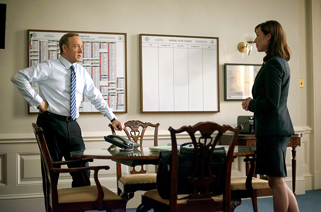 Os atores Kevin Spacey, como Francis Underwood (à esq.), e Molly Parker, que vive Jackie Sharp