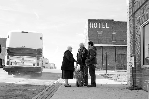 Os atores June Squibb, Bruce Dern e Will Forte, que interpretam pais e filho em 'Nebraska'