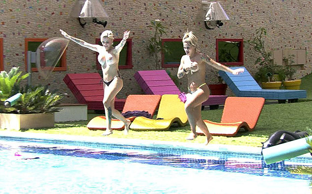 Reproduo de TV mostra momento em que as BBBs Clara e Vanessa pulam na piscina com os seios  mostra