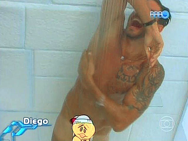 Atração exibe banho do participante Diego nu com intervenção ocultando seu pênis