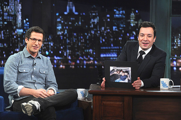 O ator Andy Samberg (esq.) e o apresentador Jimmy Fallon no 'Late Night' do ltimo dia 7