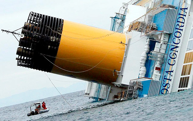 Lancha de resgate passa prximo ao Costa Concordia