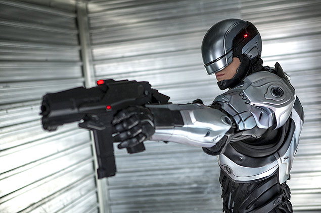 O ator Joel Kinnaman usa a armadura de RoboCop em cena do filme