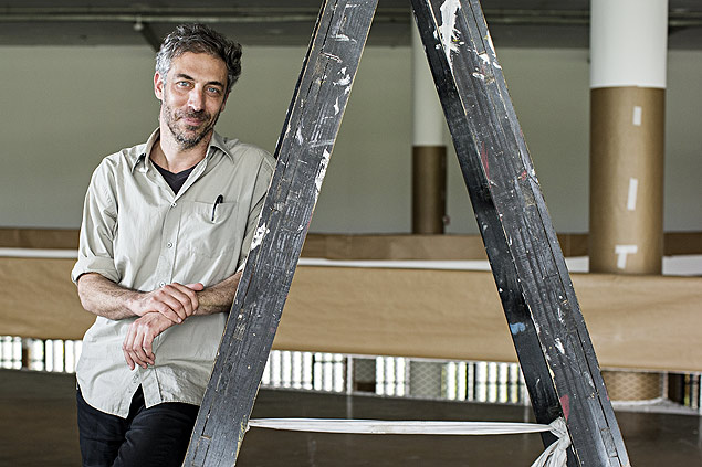 O arquiteto israelense Oren Sagiv no pavilho da Bienal