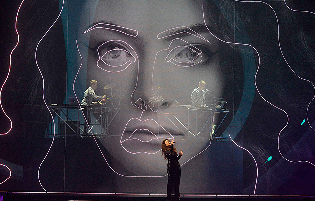 Lorde durante show com o duo eletrnico Disclosure (ao fundo) no Brit Awards, em Londres