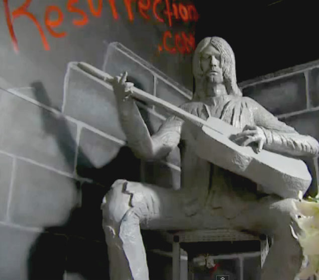Esttua de Kurt Cobain inaugurada em Aberdeen, sua cidade natal; homenagem gerou polmica entre fs e moradores do local