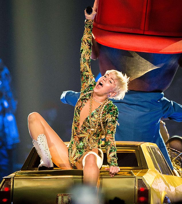 Miley Cyrus no palco da turn 'Bangerz', em Anaheim, California