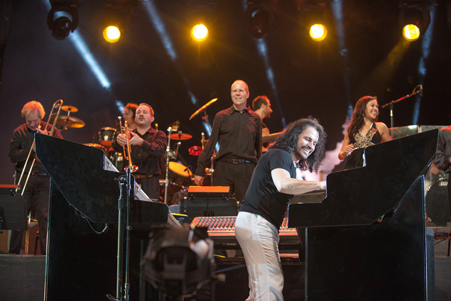 Yanni ao piano,  frente de alguns de seus msicos no show em Yzamal