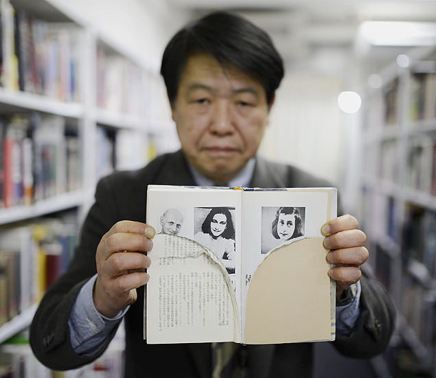 O diretor da biblioteca municipal de Shinjuku, Kotaro Fujimaki, mostra uma cpia destruda de 'O Dirio de Anne Frank