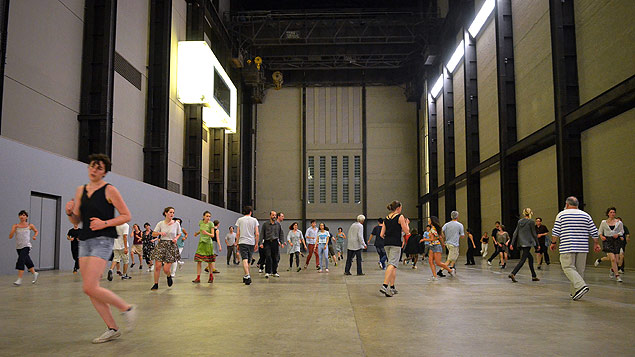 Atores na ação 'Essas Associações', encenada há dois anos na maior sala da Tate Modern, em Londres