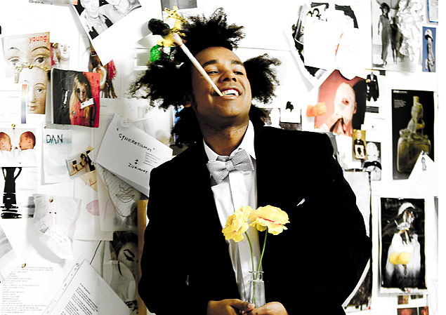 O fluminense Alex Mello, que interpreta Basquiat (1960-1988) e faz pinturas em cena