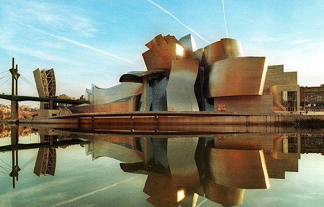 Fachada do Museu Guggenheim, em Bilbao (Espanha)