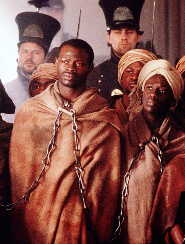 O ator Djimon Hounsou (esqu.) no papel do escravo Cinqu, em cena do longa 'Amistad' (1997)