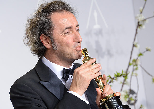 Paolo Sorrentino com seu Oscar de melhor filme estrangeiro por 'A Grande Beleza', em 2014