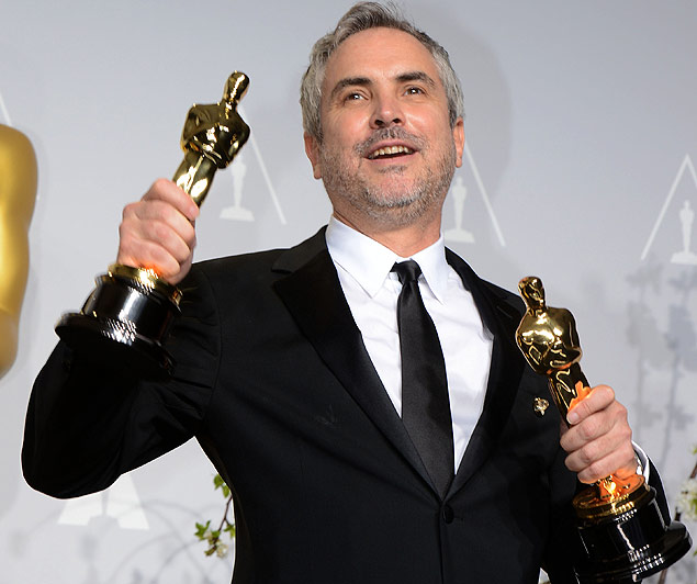 O Diretor Alfonso Cuarn celebrando o Oscar por 'Gravidade' em 2014