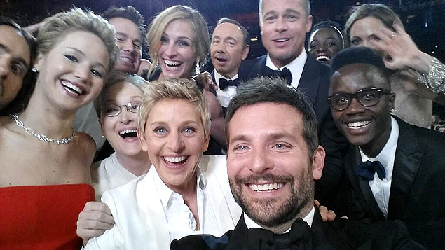 Ellen DeGeneres posta selfie tirada por Bradley Cooper durante premia��o do Oscar