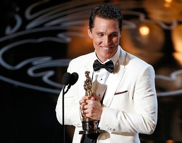 O ator americano Matthew McConaughey aceita o Oscar de melhor ator em cerimnia em maro