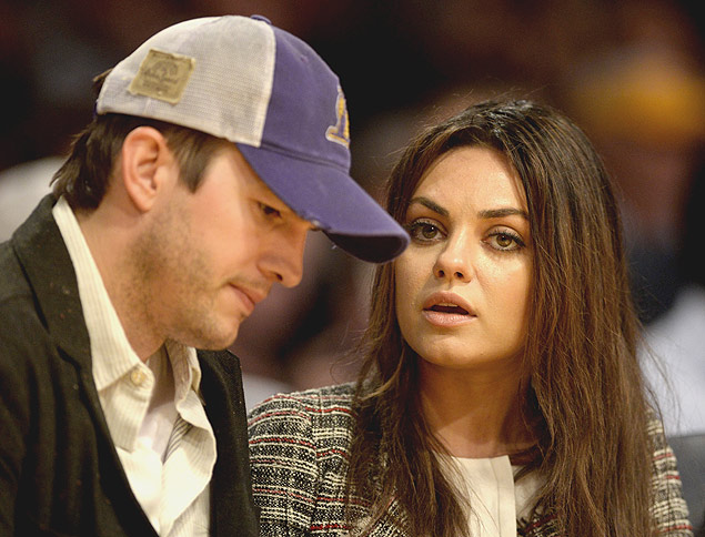 O casal de atores Ashton Kutcher e Mila Kunis assistem a um jogo de basquete entre os Los Angeles Lakers e os New Orleans Pelicans, em Los Angeles