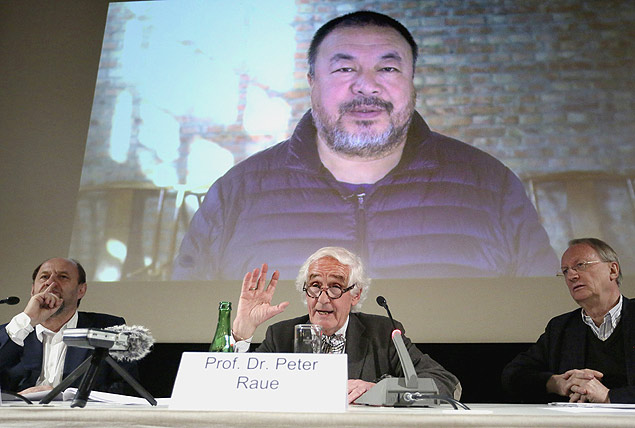 Em foto de maro de 2014, Ai Weiwei participa de reunio na Alemanha por meio de projeo de vdeo