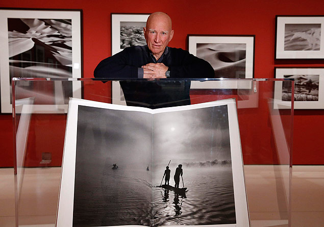 Fotgrafo Sebastio Salgado posa na exposio com seus trabalhos em Madri, em janeiro ltimo