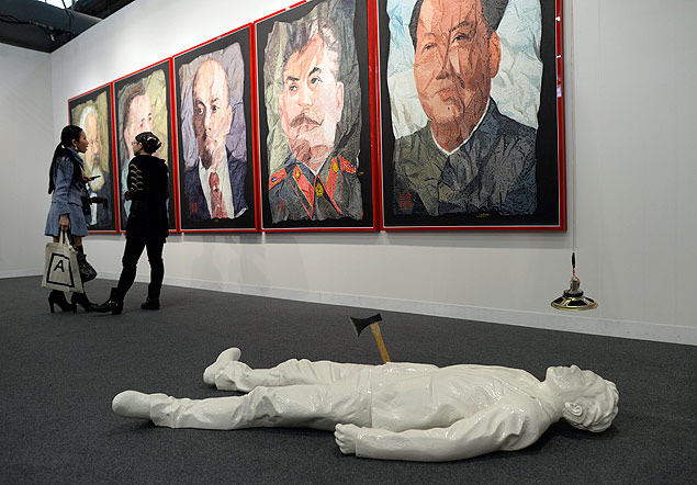 Nas paredes, obra de Jin Feng retrata lderes comunistas com suas feies distorcidas