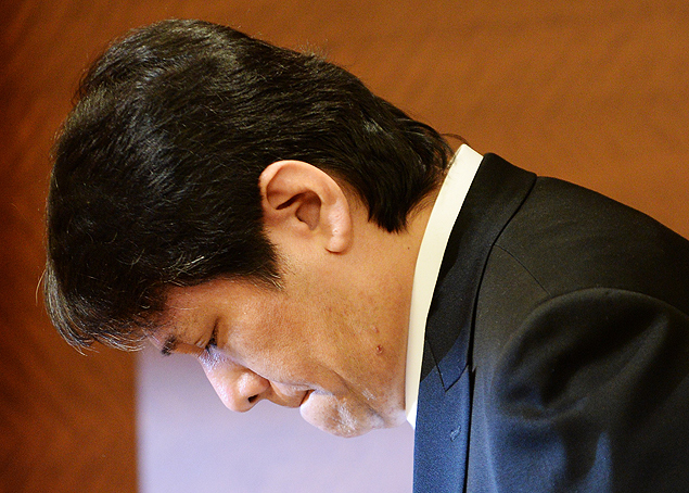 Mamoru Samuragochi pede desculpas em coletiva de imprensa nesta sexta, 7 de março, em Tóquio